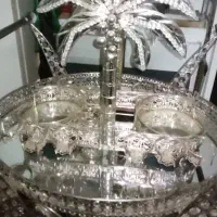 میوه خوری که روی میزهست سه تیکه هست