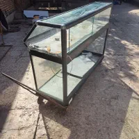 ویترین دکه. دارای سیم کشی برق. چرخ نو. متحرک