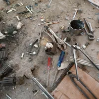 کارگر ضایعاتی در مغازه