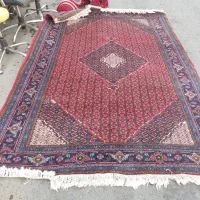 فرش دست بافت 6متری یکی سالم ویکی یکم زدکی دارد