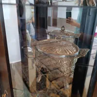 ویترین چوبی با ظروف سوفله خوری پیوتر|بوفه، ویترین، کنسول|لردگان, |دیوار