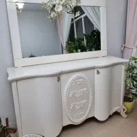 آینه و کنسول سالم و تمیز