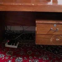 میز مطالعه و کامپیوتر