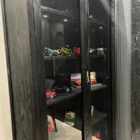 ویترین مشکی بسیار‌تمیز