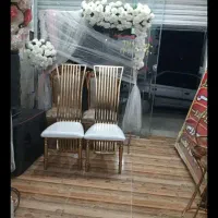 جایگاه با گل مصنوعی تزیین شده ،کرسی و عروسک