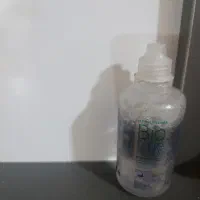 عینک و مایع لنز