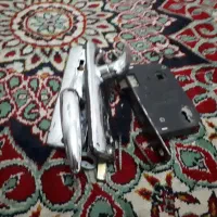 قفل و کلید قدیمی همراه با دستگیر