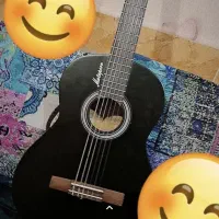 فروش فوری گیتار مشکی خوش رنگ خوشدست