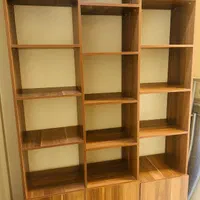 کتابخانه با قفسه های زیاد و پر کاربرد