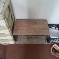 میز لپ تاپ نشسته