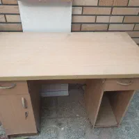 یک عدد میز کامپیوتر و پایه آکواریم فلزی