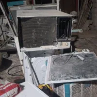 خریدار و فروشنده کولر گازی پشت پنجره