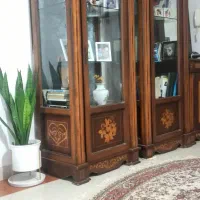 بوفه چوبی طبقات شیشه ای معرق کاری شده بسیار شیک