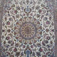 فرش دستباف و یک جفت کنار فرش