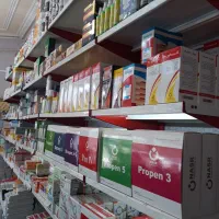 متصدی فروش در داروخانه دامپزشکی