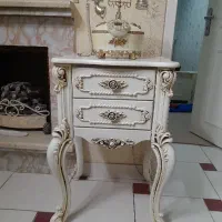 تلفن همراه با میز تلفن شیک