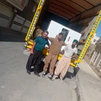 اطمینان بارساوه کارگر و کامیون حمل اثاثیه منزل