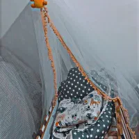 تخت کنار مادر