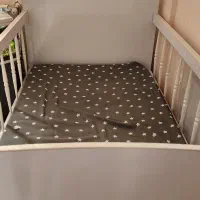 تخت به همراه تشک سایز ۹۰×۱۶۰و ویترین کودک