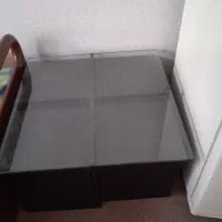 یک میز وسط مبل با چهار عسلی