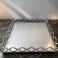 تعدادی ظروف تزیینی و پذیرایی