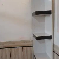 شلف هایگلاس با گلدان ها