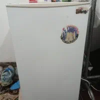 یک عدد یخچال یک متری و دو عدد فرش ۱۲ متری