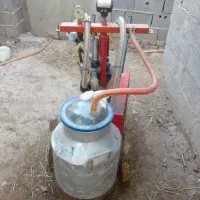 یک دستگاه شیردوش
