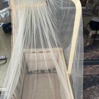 تخت کنار مادر