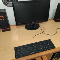 کامپیوتر رو میزی در حد نو با میز همراه