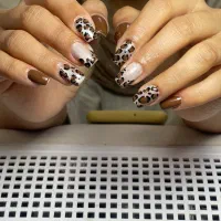 خدمات تخصصی ناخن با تخفیف ویژ با رنگای ترند پاییزی