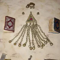 تعدادی وسایل قدیمی وآنتیک که همگی کلی بفروش میرسد