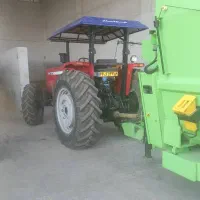 راننده تراکتور خوراک ریز. گاوداری صنعتی