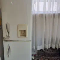 یخچال فریزر  به قیمت ۵۵۰۰۰۰۰ تومان به فروش میرسد