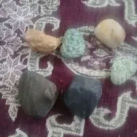 ۶ تا سنگ کوچک