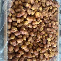 تعدادی خانم و‌اقا جهت بسته بندی خشکبار ‌