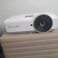 پرژکتور به همراه پرده