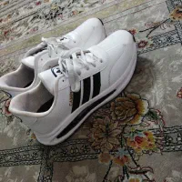 یک جفت کفش اسپرت نوی نو