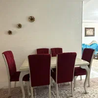 میز ناهارخوری ۶ نفره با صندلی سالم و تمیز قرمز