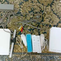 دو عدد کنسول نینتندو وی‌ ‌یکی با سیم و یکی بیسیم