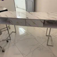 دو تا میز ناخن و یک شلف|آرایشگاه و سالنهای زیبایی|قم, سالاریه|دیوار