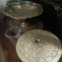 مقداری لوازم آنتیک به فروش میرسد