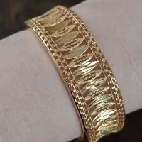 دستان زیبا با تکدست های ما