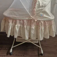 تخت نوزاد کنار مادر