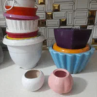 تعدادی گلدان سفالی پلاستیکی وفلزی همه باهم