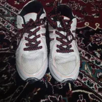 یه جفت کتونی خط دار سالـم