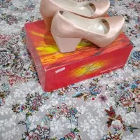 تعدادی کفش زنانه تمیز و سالم شیک