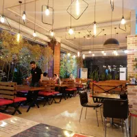 پیتزا زن ایتالیایی و آمریکایی