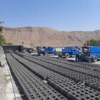 کارگر بلوک زن دیواری و سقفی