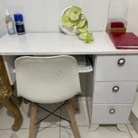 میز ناخن سفید طلایی در حد نو